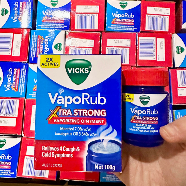 Dầu bôi ấm ngực giảm ho Vicks Vapourub Extra Strong 100g Úc