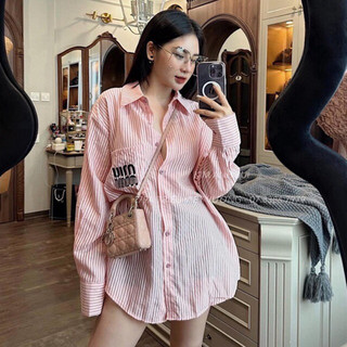  Áo sơ mi kẻ hồng chữ MIUMIU đính ngọc ( hàng có sẵn ) , Áo sơ mi kẻ hồng có túi /Jennycloset