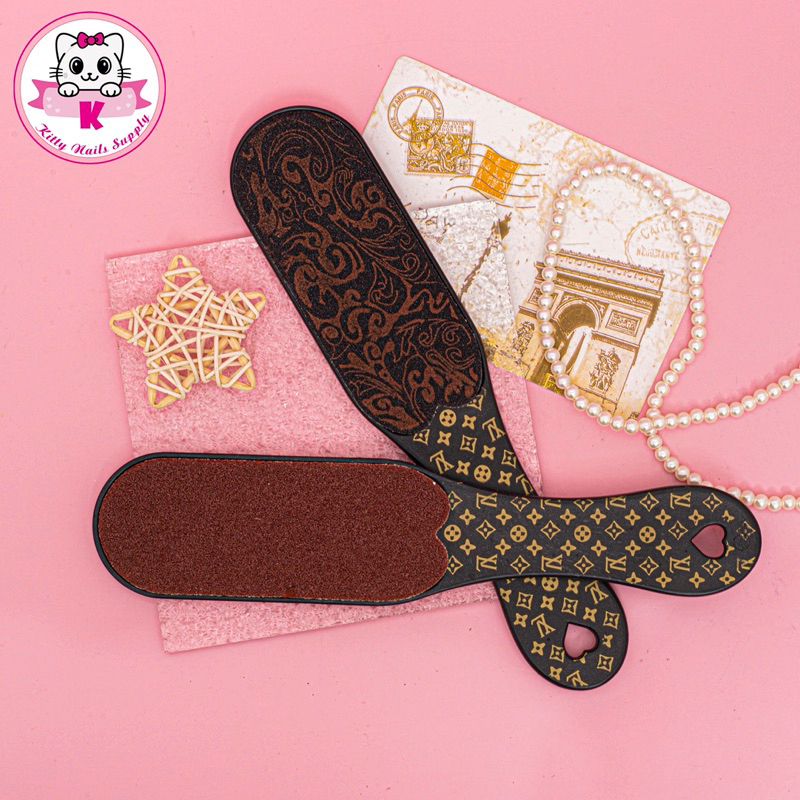 Cây chà gót chân LV bằng nhựa, 2 mặt nhám chuyên dụng cho thợ nails - Kitty Nail Supply