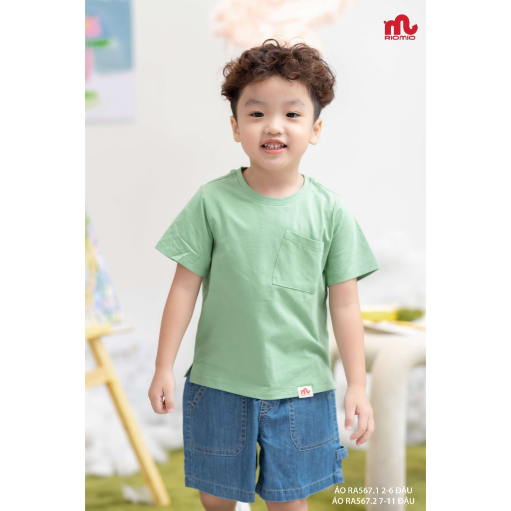 Áo thun/ phông trơn màu xanh lá cổ tròn cho bé trai đi chơi phối túi Rio Mio.