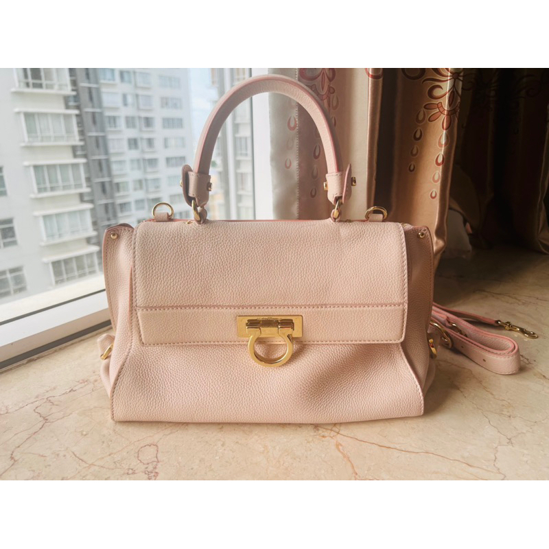 Túi Salvatore Sophia Medium Màu Hồng Phấn Khóa Vàng