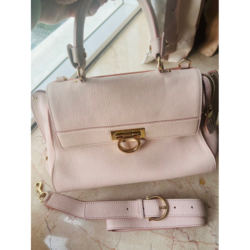 Túi Salvatore Sophia Medium Màu Hồng Phấn Khóa Vàng