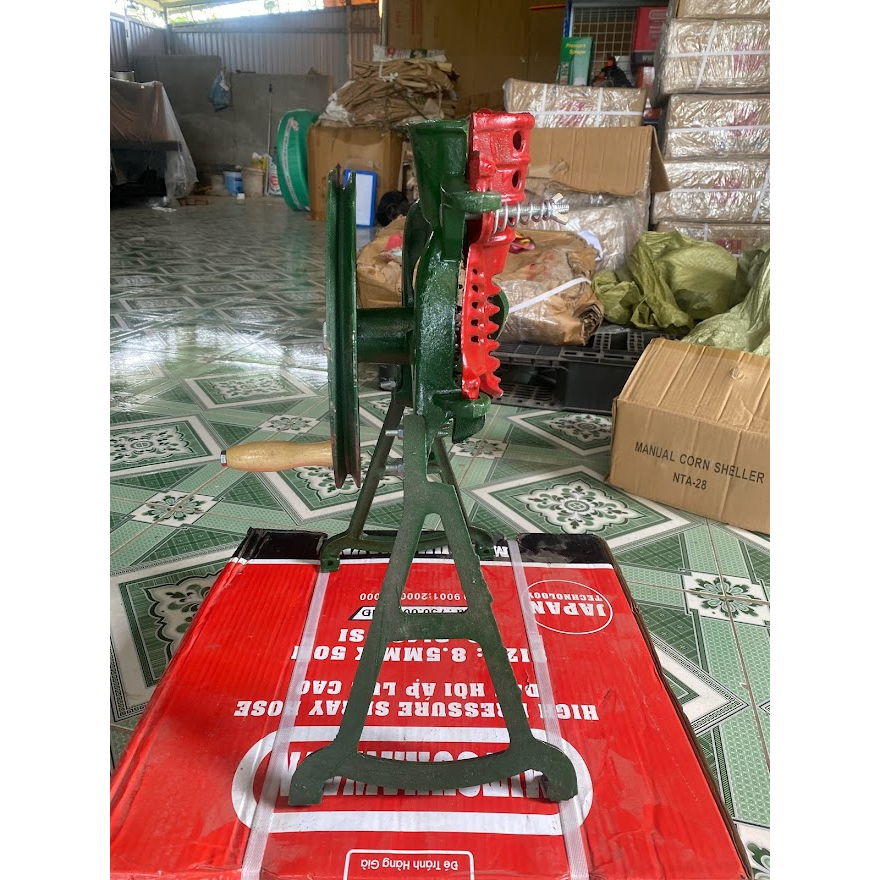 Máy Tách Hạt Ngô Quay Tay Có Vòng Bi Hỗ Trợ Lực Và Bánh Xe Giúp Quay Dễ Dàng Hơn