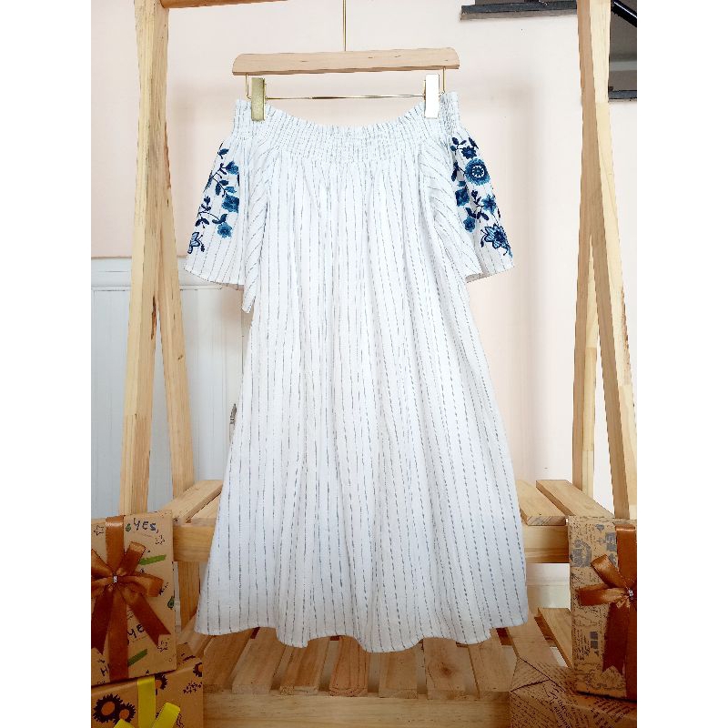 Đầm bẹt vai hoa