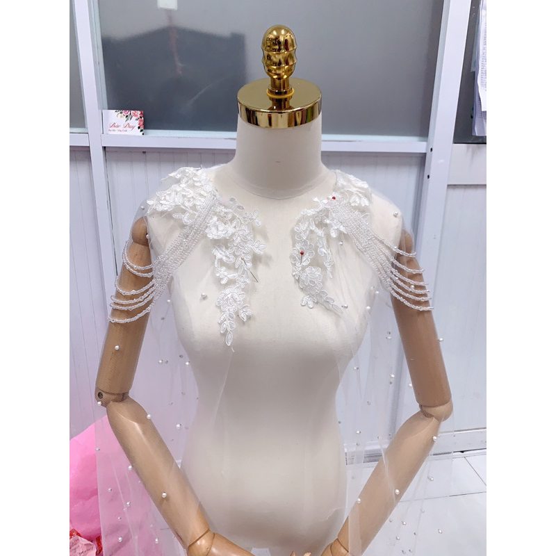 Choàng váy cưới làm lễ chụp ảnh