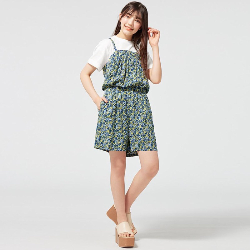 Bộ jumpsuit hai dây ngắn hoa nhí dễ thương của GU - Nhật