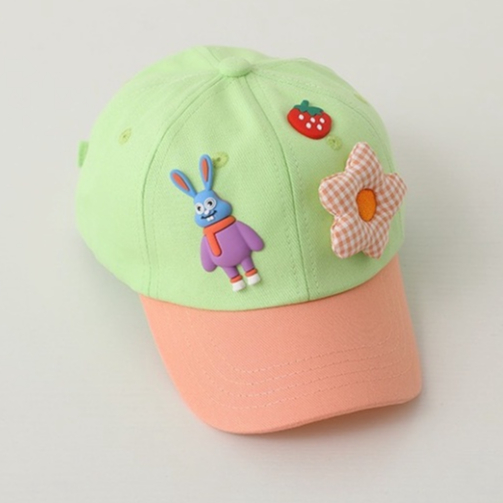 Mũ trẻ em , nón lưỡi trai vải cotton thời thượng đính sticker gấu dâu kèm hoa nổi và thỏ xinh xắn
