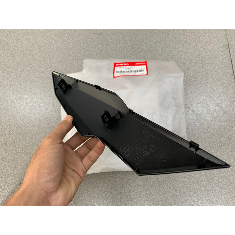 Ốp nạ Winner X V3 Đen Bóng Ánh Xanh NHB25 Trái xe Đen