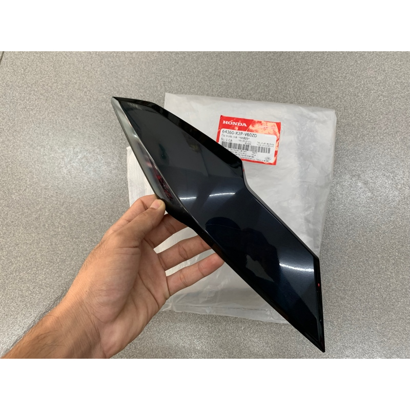 Ốp nạ Winner X V3 Đen Bóng Ánh Xanh NHB25 Trái xe Đen