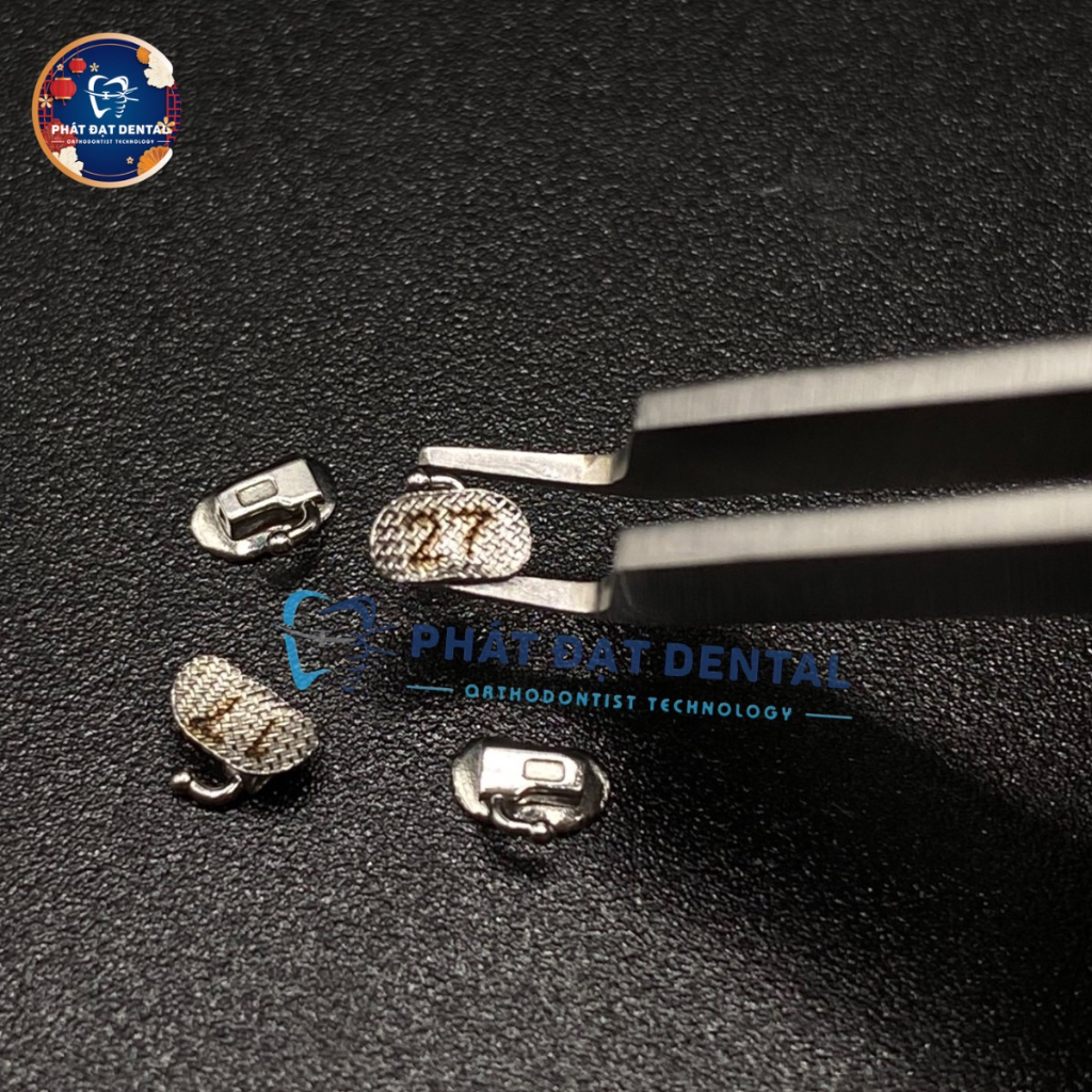 Mắc Cài Kim Loại Răng Số 7 Chỉnh Nha