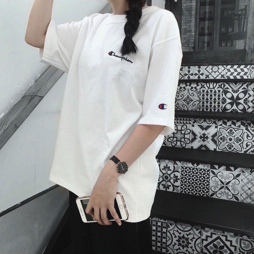 Áo Champ mới màu Trắng 100% authentic , lỗi nhẹ , bẩn nhẹ giặt ra