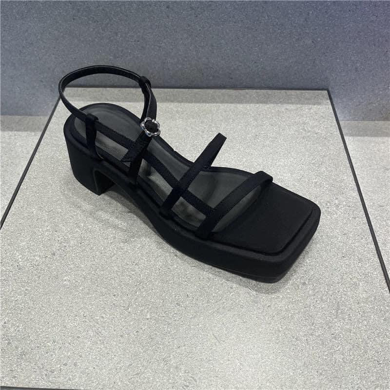 Sandal dây đen gót vuông CK