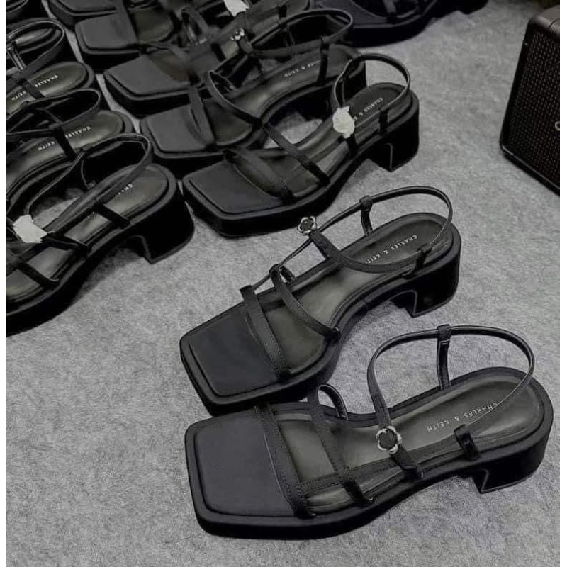 Sandal dây đen gót vuông CK
