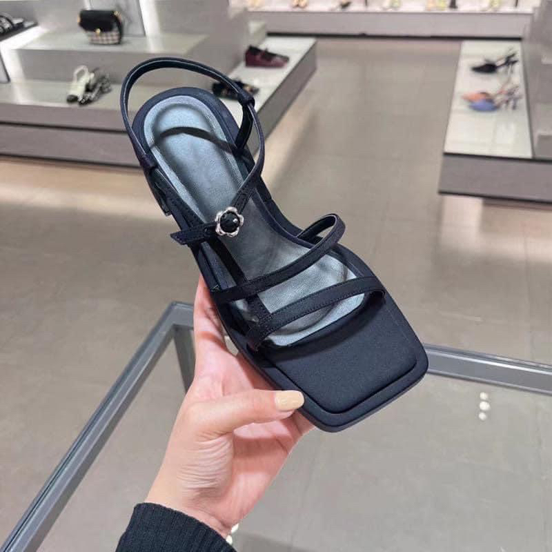 Sandal dây đen gót vuông CK
