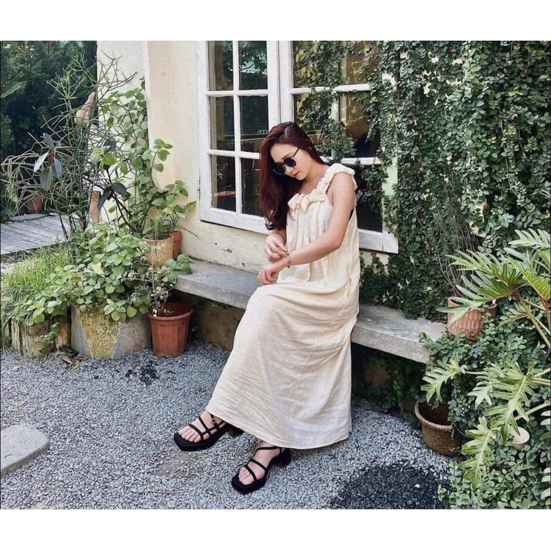 Sandal dây đen gót vuông CK