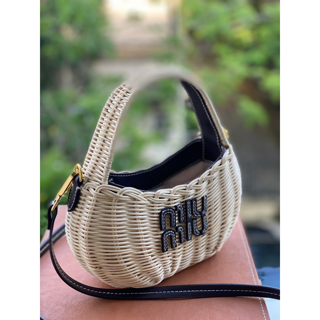 Túi cói quai xách nữ MIU MIU