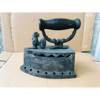 Bàn ủi con gà cũ dày nặng