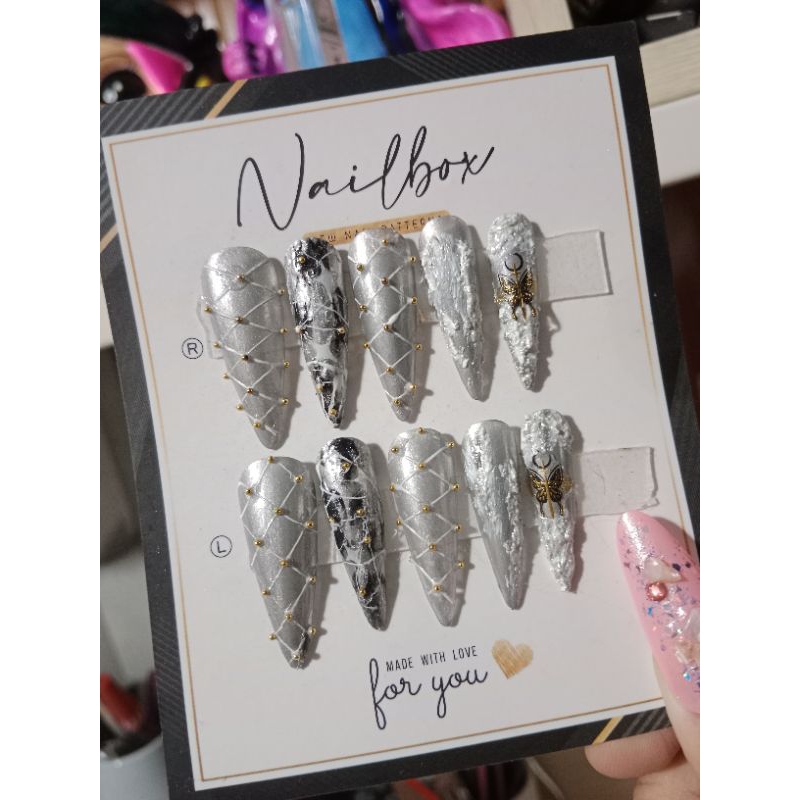 nails box thiết kế bạc đính bi nổi bậc