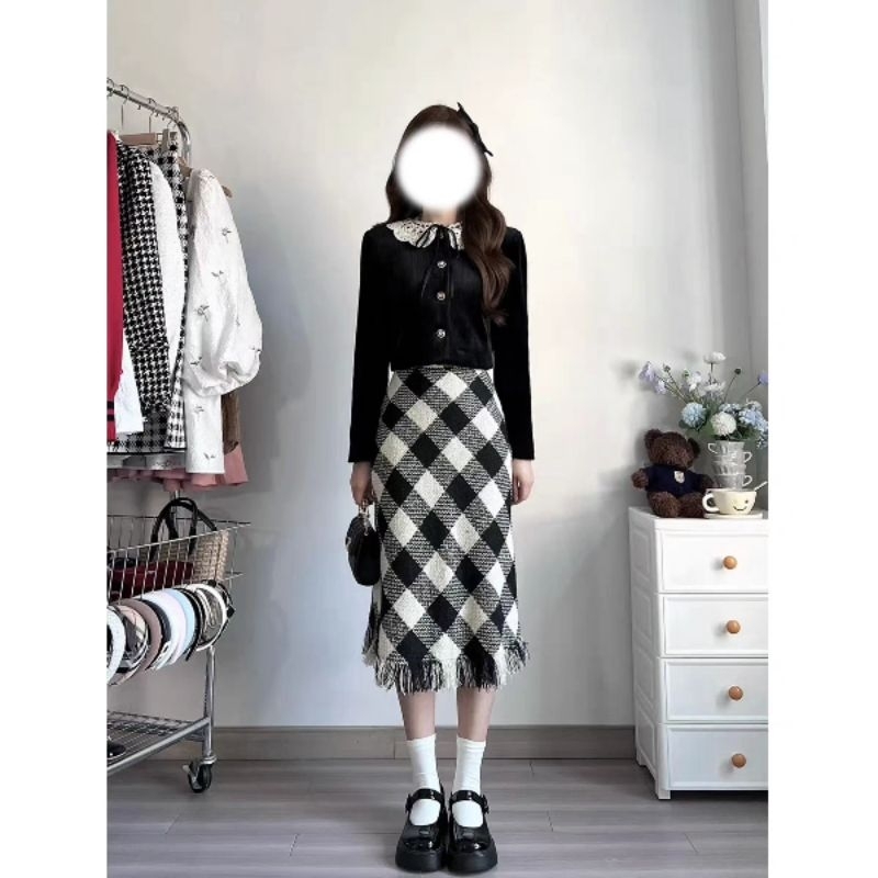 Set đầm tua rua đen kẻ caro và áo khoác nhung đen phối viền ren cổ tiểu thư