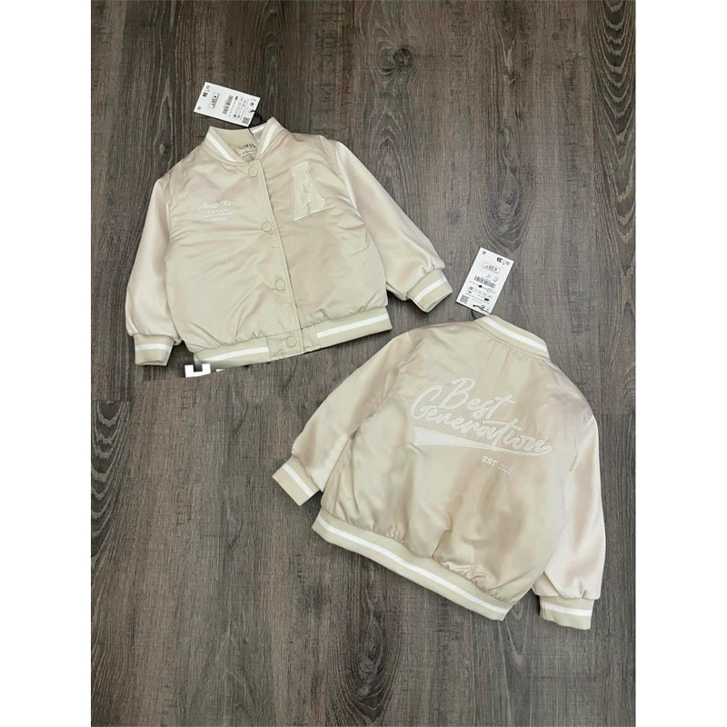 Áo bomber màu be thêu chữ cho bé