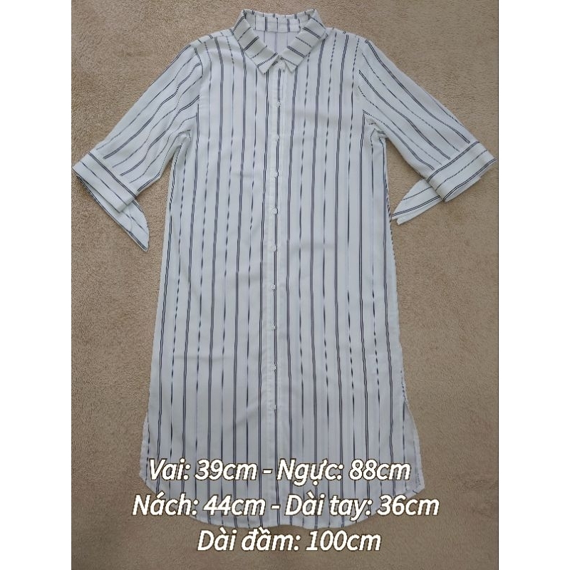 Đầm sơ mi Hàn Les Petites Paris (có thể mặc như áo form dài) tay lửng cột nơ kẻ sọc trắng phối đen xẻ tà 2 bên