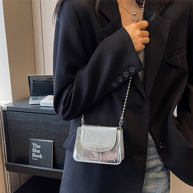 Túi đeo chéo mini họa tiết da bóng Butterfly