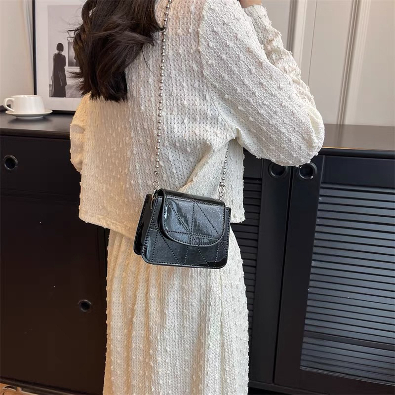 Túi đeo chéo mini họa tiết da bóng Butterfly