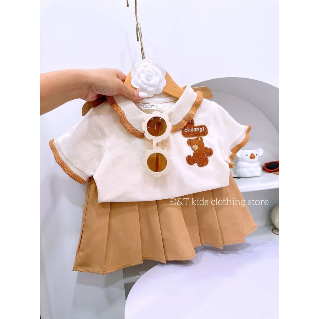 Set áo polo gấu viền bèo mix chân váy xếp ly cá tính cho bé gái