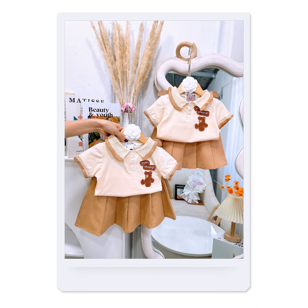 Set áo polo gấu viền bèo mix chân váy xếp ly cá tính cho bé gái