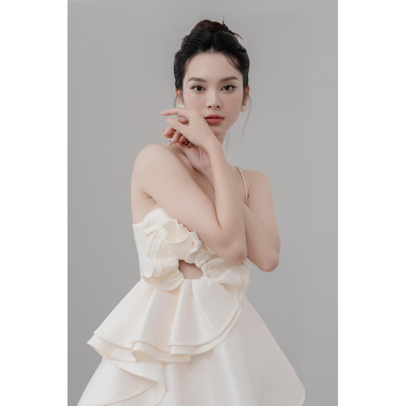Anis_   Set dự tiệc hai dây có bông hoa phối quần short lưng cao màu kem chất vải tafta Lucy Set