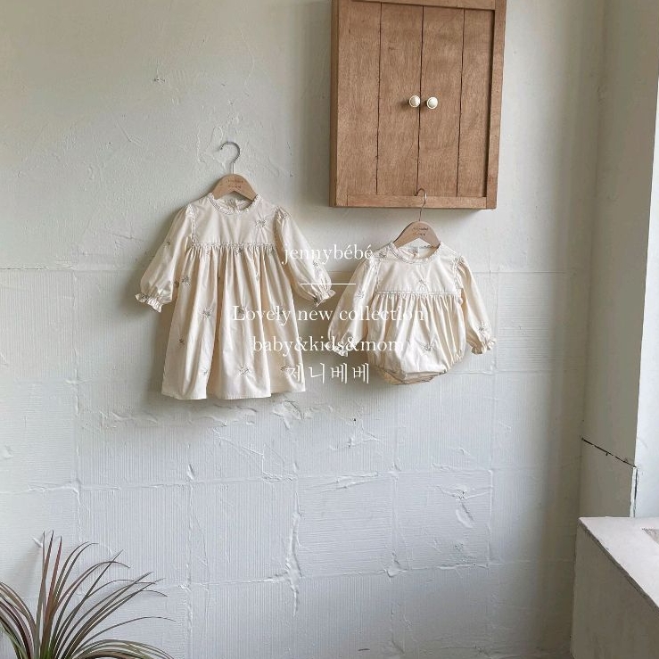 Bodysuit và đầm Jenny bebe kem tay dài cổ tròn viền đăng ten thêu hoa trắng