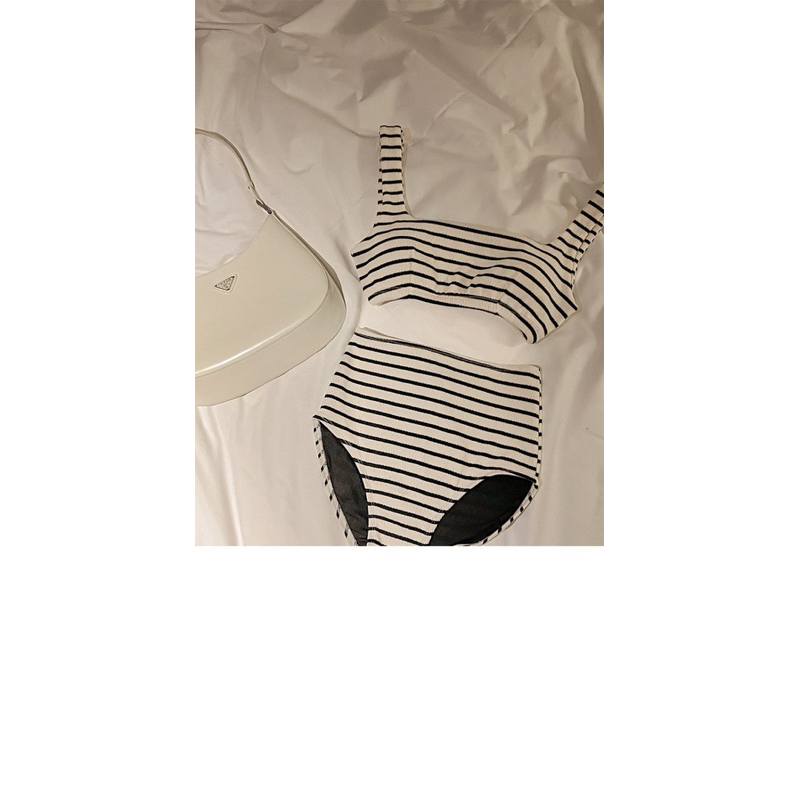 SET BIKINI HAI MẢNH KẺ NGANG CÓ MÚT KÍN ĐÁO