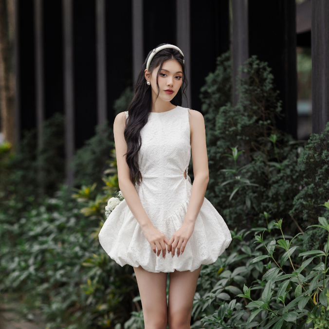 Đầm ngắn nữ ren hoa sát nách khoét eo lưng