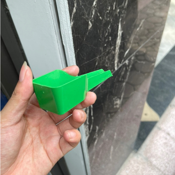 Xúc cám , xúc thức ăn cho chim