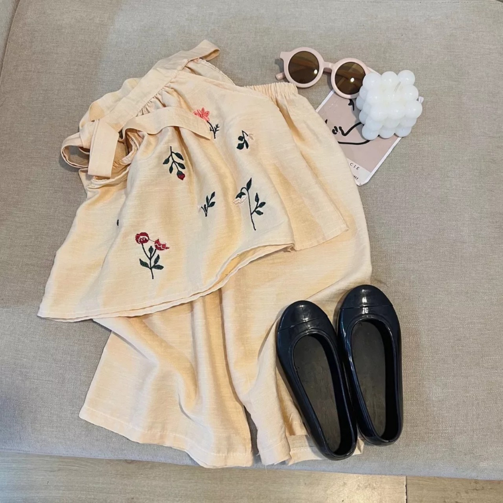 Bộ đồ bé gái đũi tơ kem cổ yếm cho bé yêu dễ thương