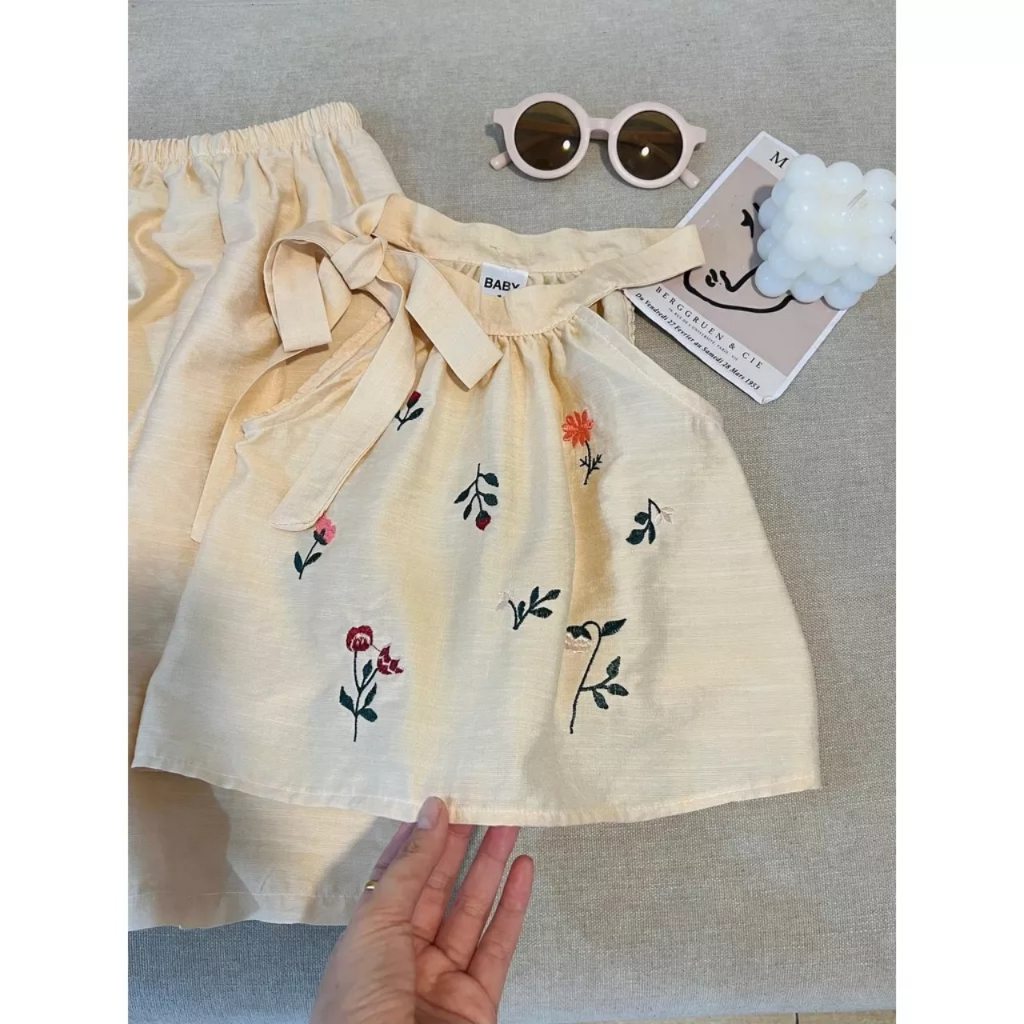 Bộ đồ bé gái đũi tơ kem cổ yếm cho bé yêu dễ thương