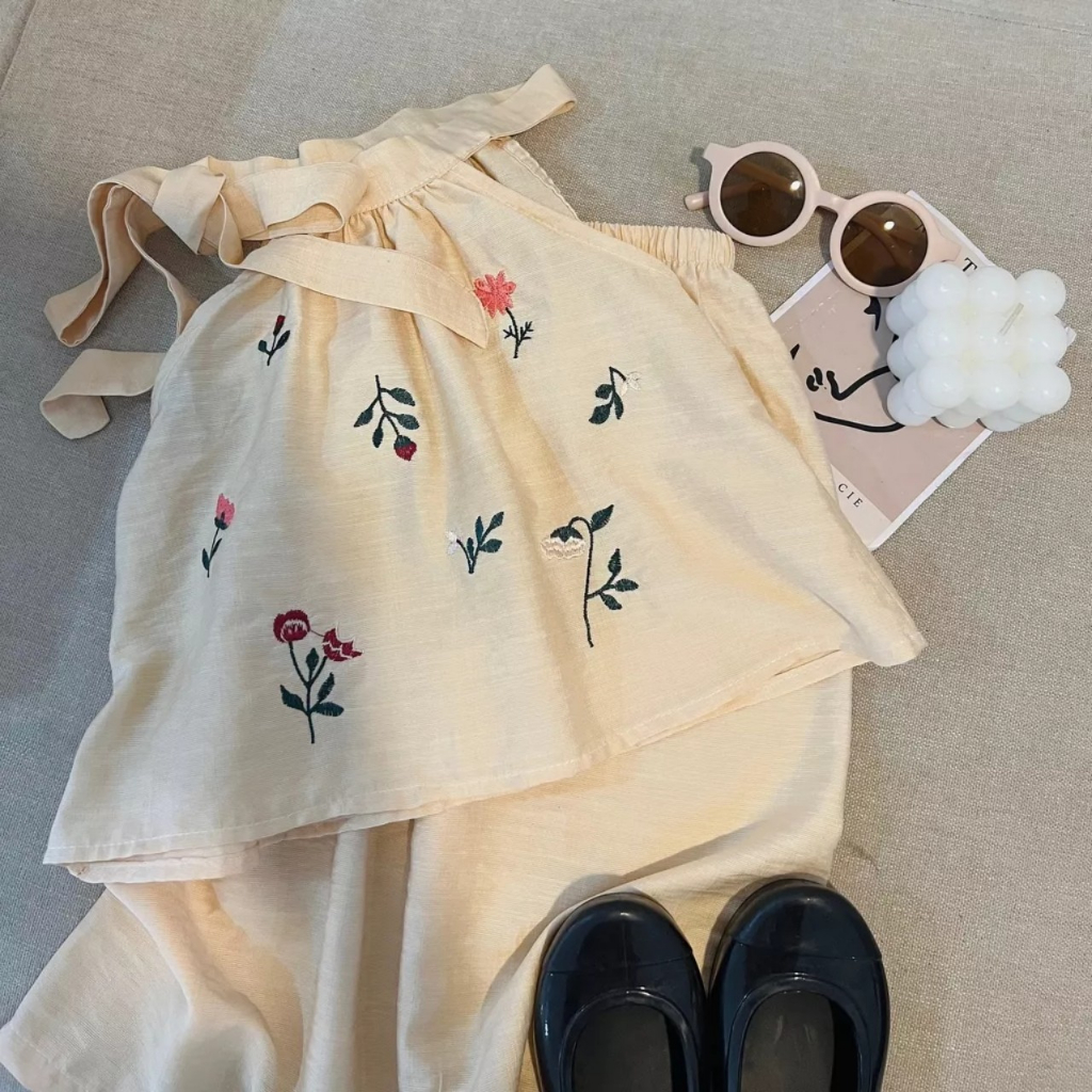 Bộ đồ bé gái đũi tơ kem cổ yếm cho bé yêu dễ thương