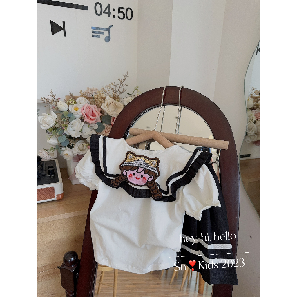 Set học sinh thêu cô gái sau lưng bé gái