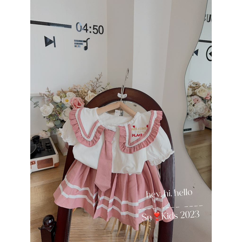 Set học sinh thêu cô gái sau lưng bé gái