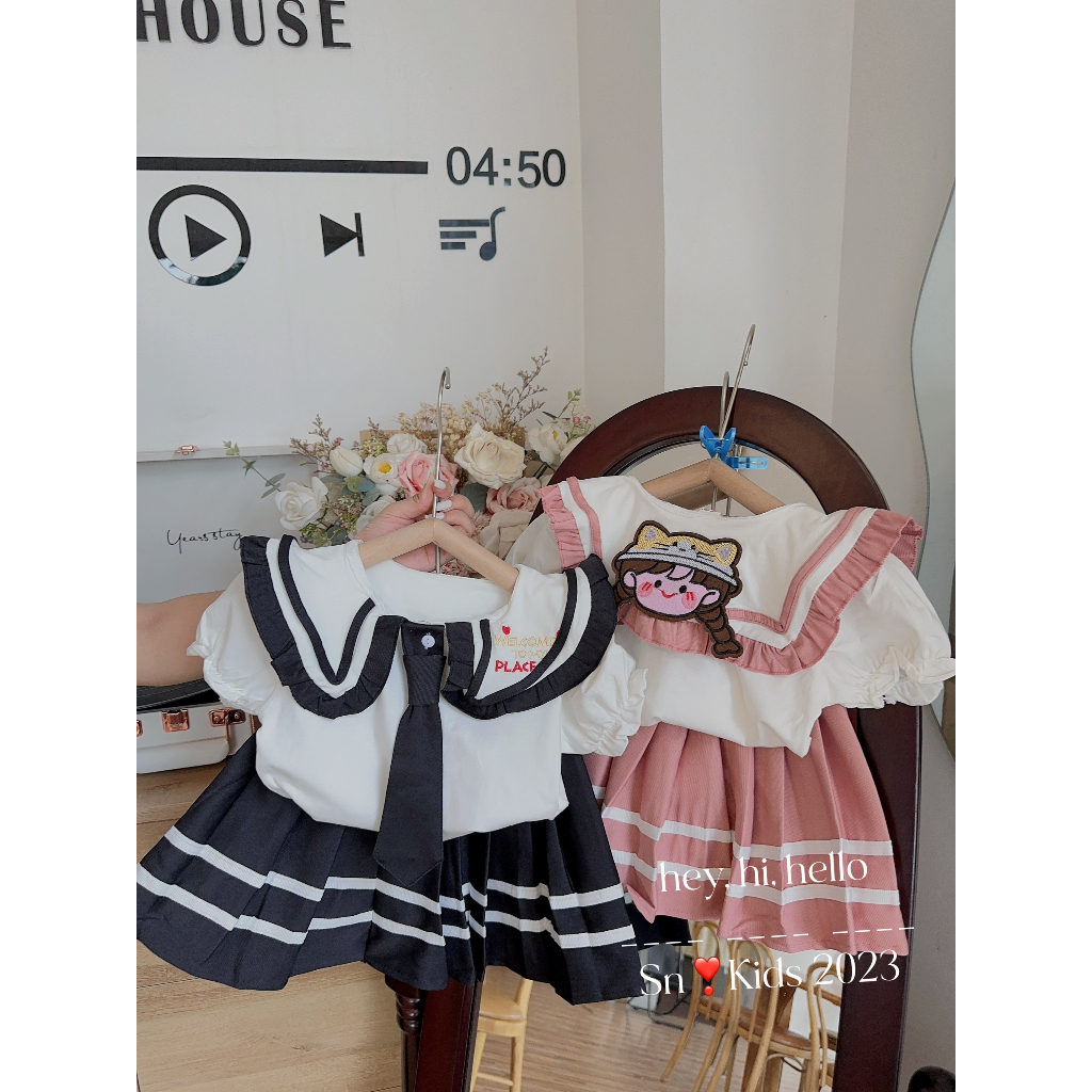 Set học sinh thêu cô gái sau lưng bé gái