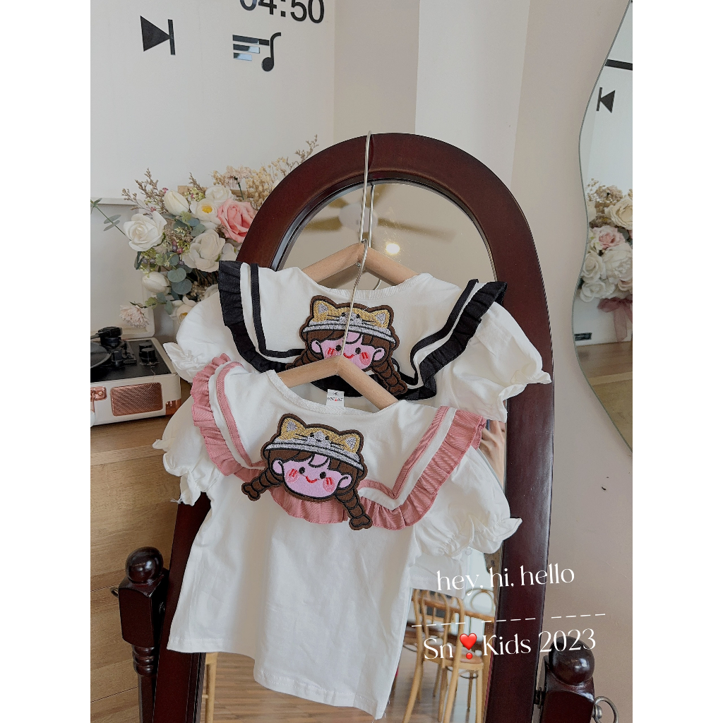 Set học sinh thêu cô gái sau lưng bé gái