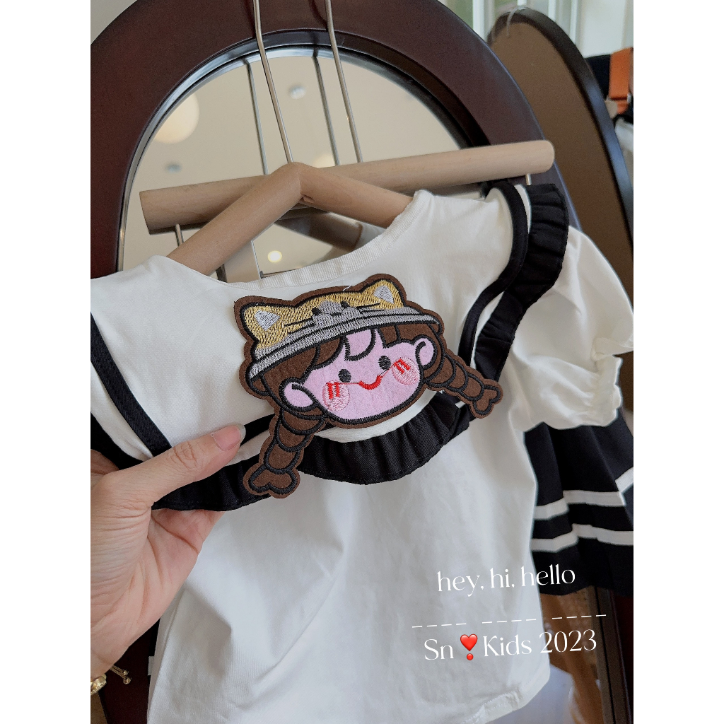 Set học sinh thêu cô gái sau lưng bé gái