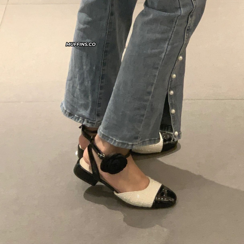 Giày bệt búp bê hở gót mũi tròn đính kèm hoa trà phong cách Pháp