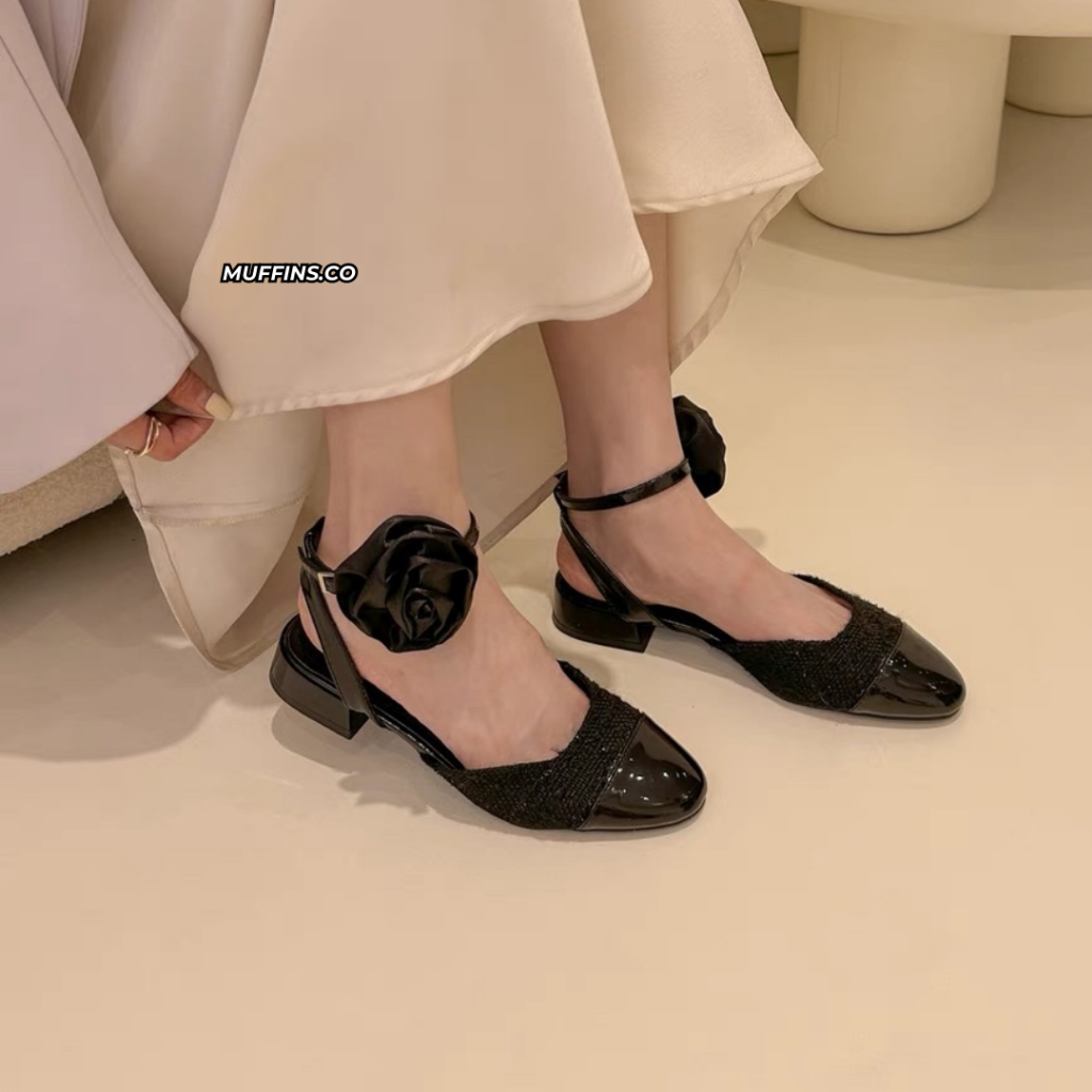 Giày bệt búp bê hở gót mũi tròn đính kèm hoa trà phong cách Pháp