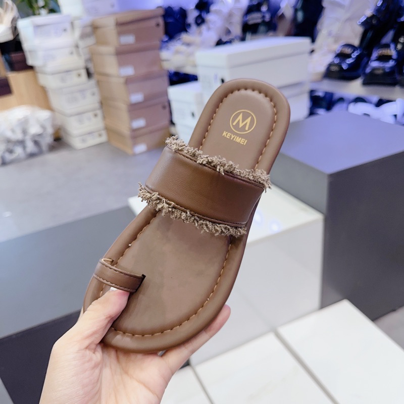 Dép xỏ ngón bệt tua rua