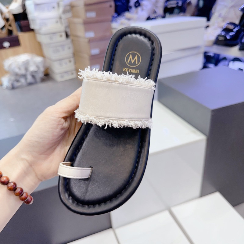 Dép xỏ ngón bệt tua rua