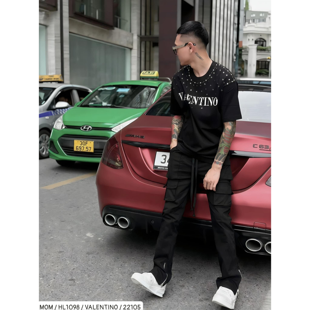 Áo thun Valentino tán đinh phong cách bụi hot hit mùa hè hottrend