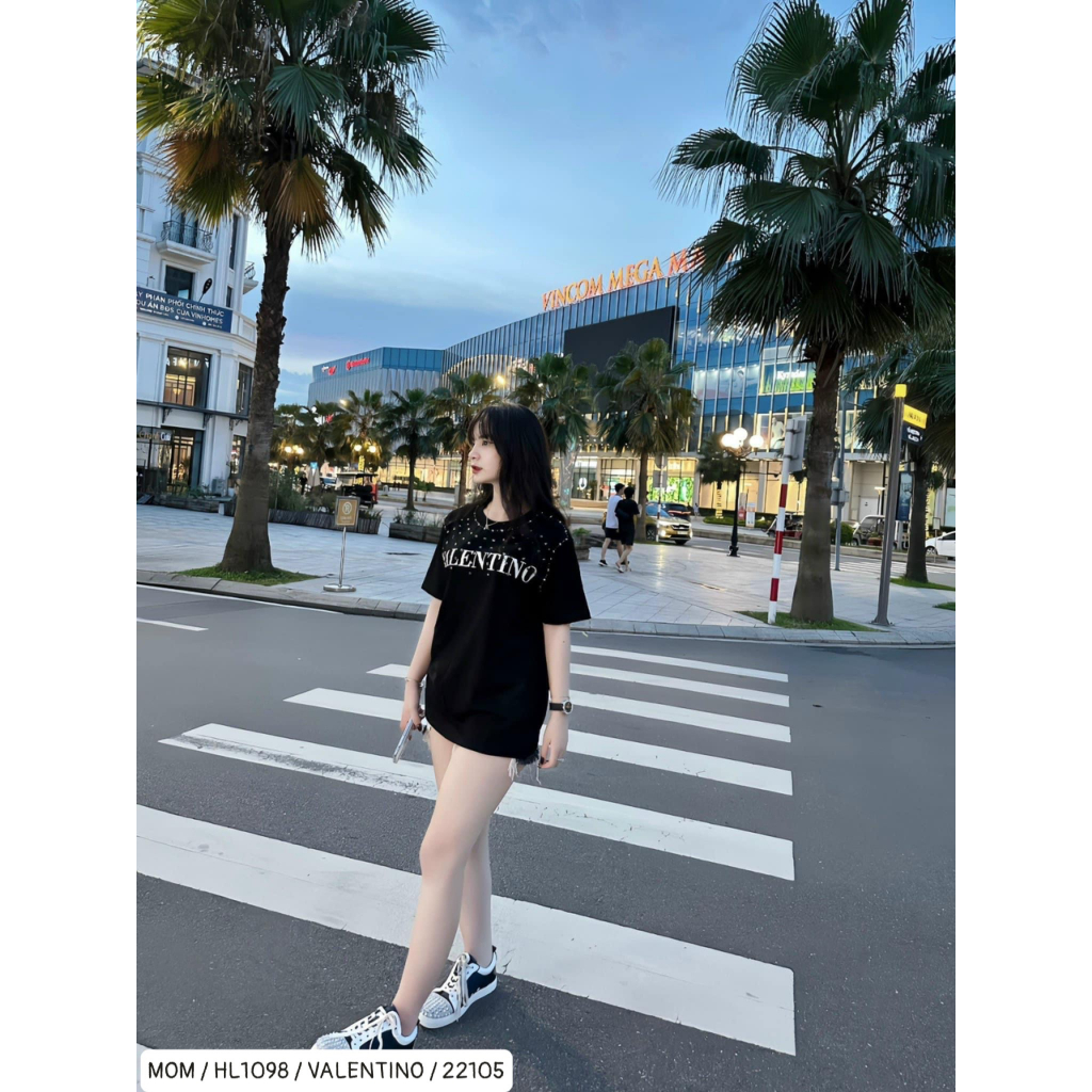 Áo thun Valentino tán đinh phong cách bụi hot hit mùa hè hottrend