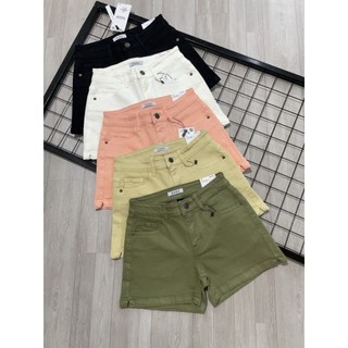 Quần short màu xẻ lai