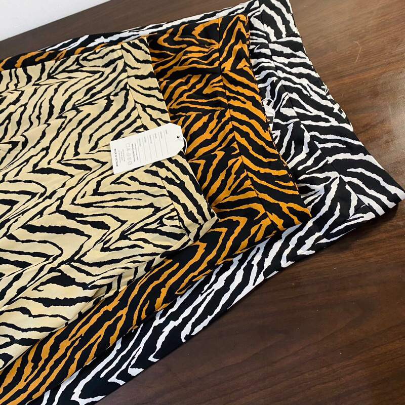 Chân váy midi họa tiết DORIS